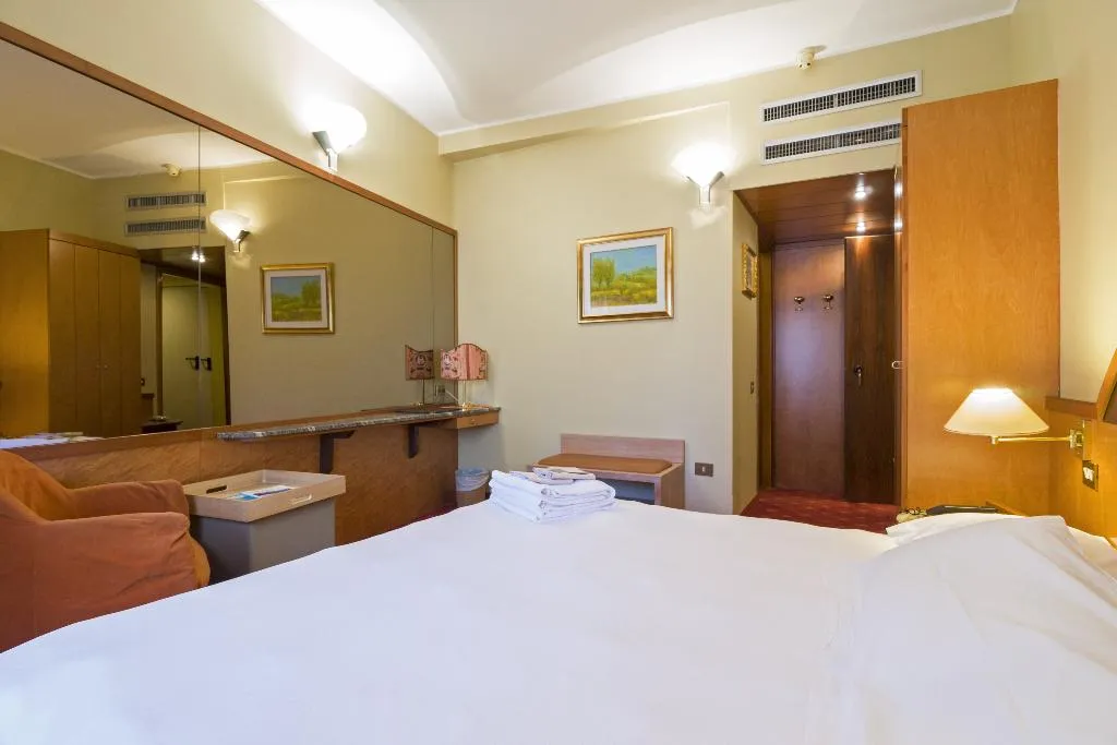 DOUBLE STANDARD Room, Carrobbio, Milan