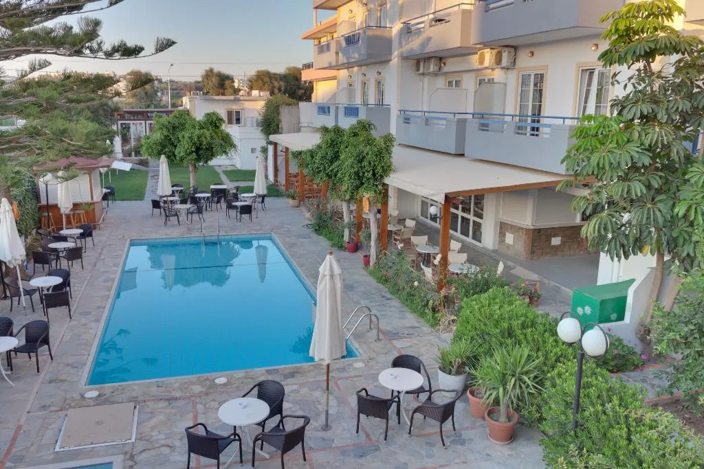 Pool, Marirena, Crete