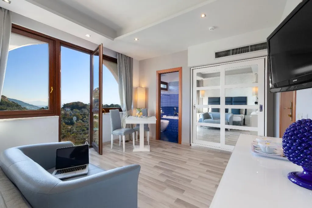 Double or Twin SIDE SEA VIEW Room, Nastro Azzurro Resort, Naples