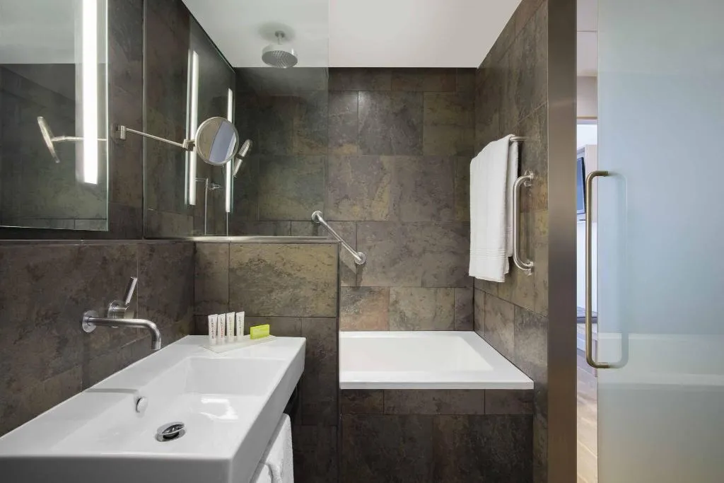 TWIN PREMIUM Room, Le Meridien Barcelona, Barcelona