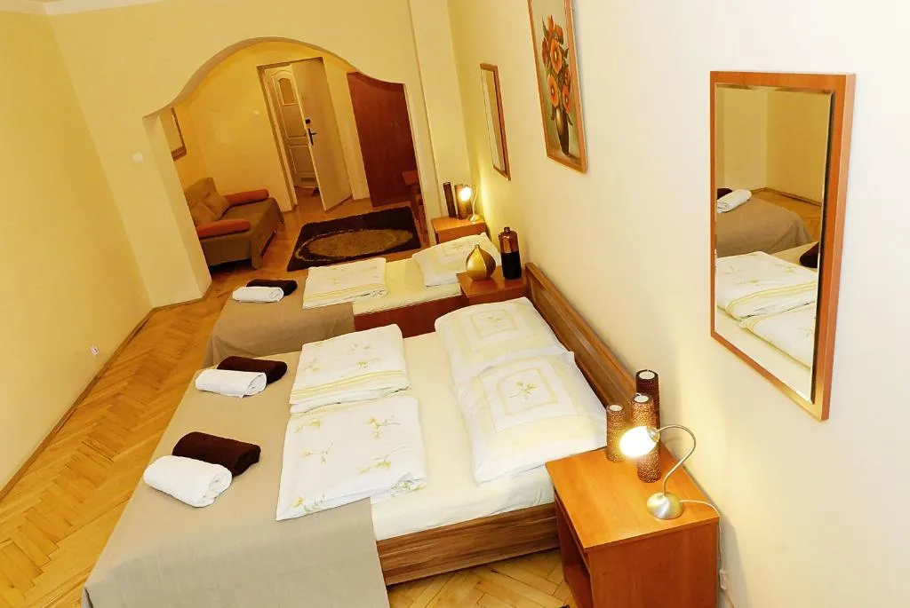 STUDIO CAPACITY 3 Room, P&J Tourist Apartments, Krakow
