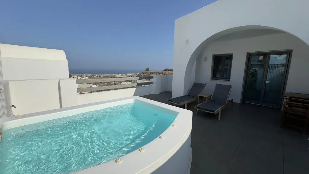 SUITE WITH JACUZZI Room, Amphitrite Suites Santorini, Santorini