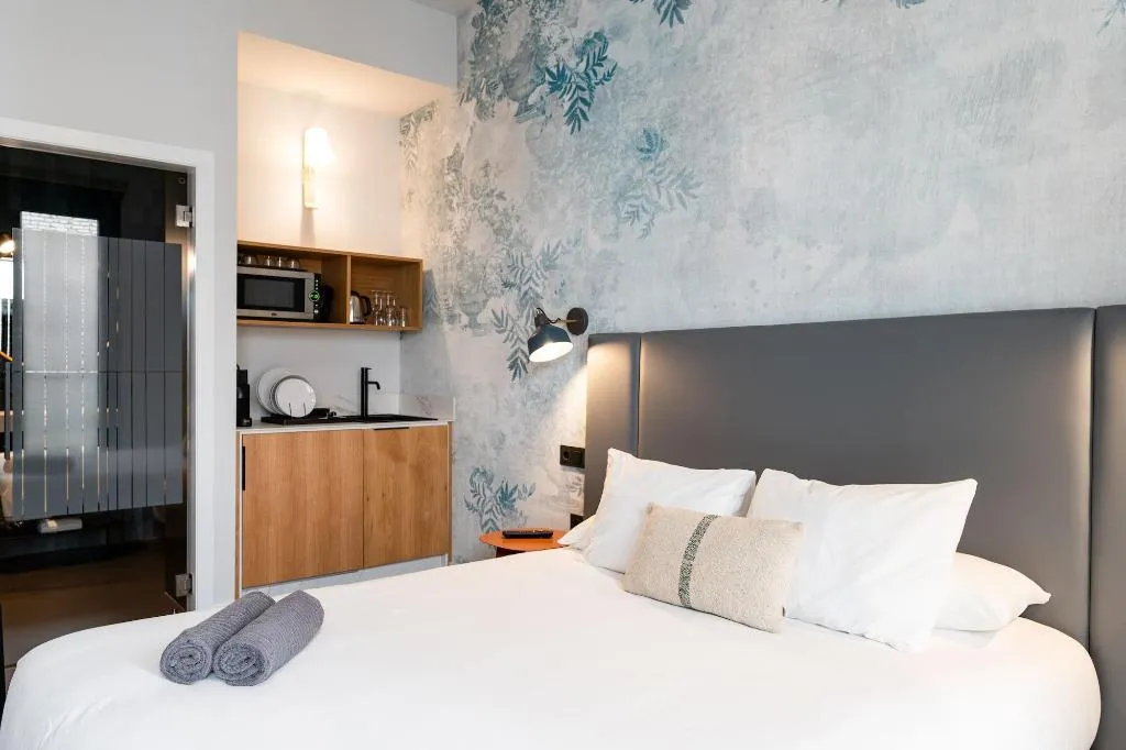 Room, Welldone Quality-Crystal Pool, Seville