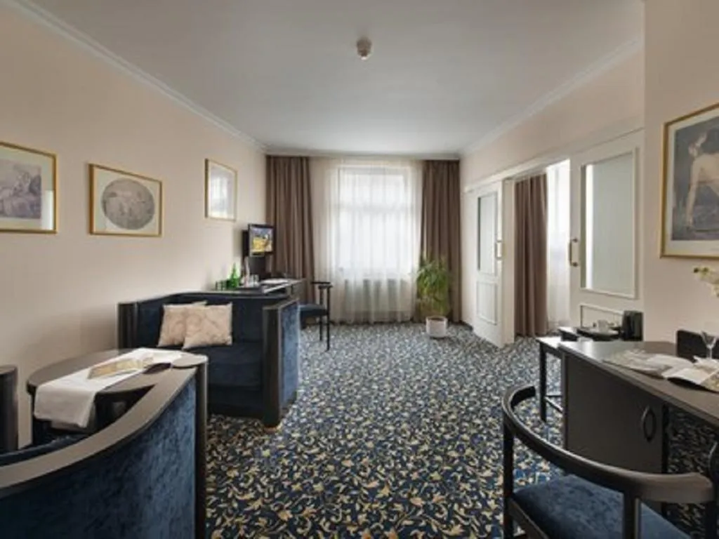 FAMILY ROOM CAPACITY 3 Room, EA Hotel Royal Esprit, Prague