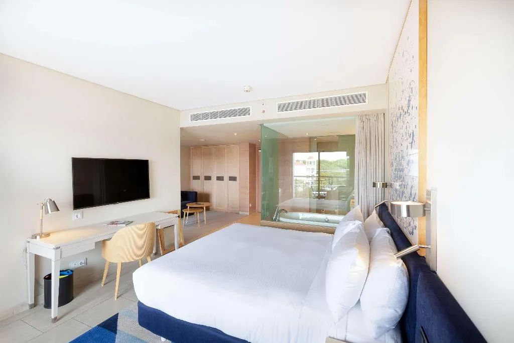 DOUBLE DELUXE KING BED Room, Hilton Vilamoura As Cascatas Golf Resort & Spa, Algarve