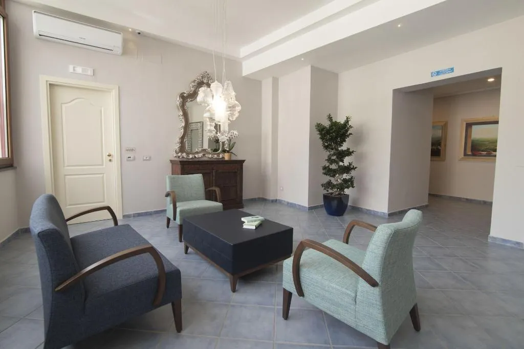Lobby, Soleluna, Naples