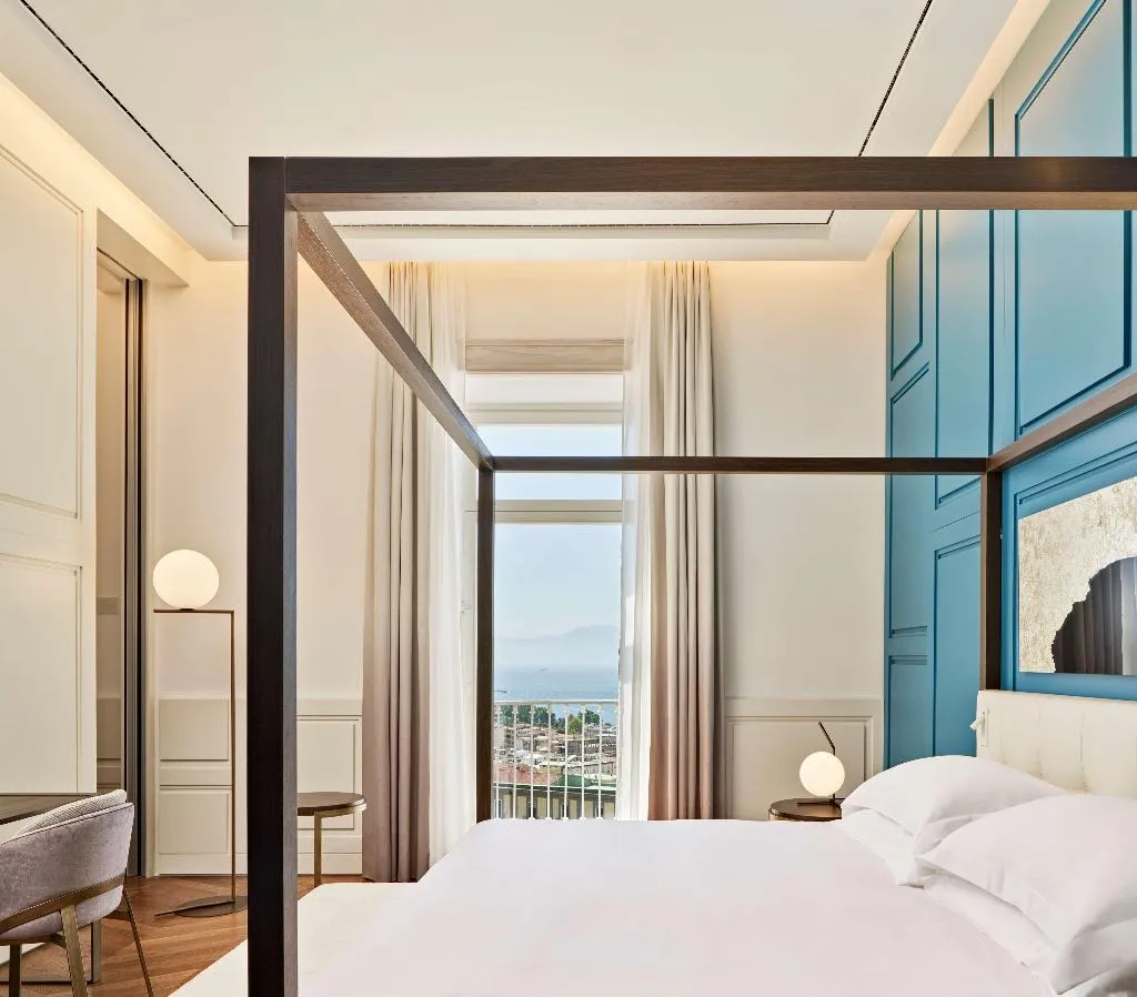 DOUBLE DELUXE SEA VIEW Room, de Bonart Naples-Curio Collection by Hilton, Naples