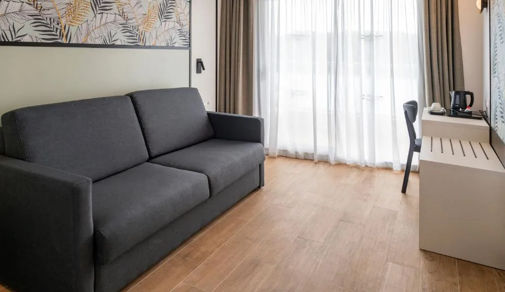 JUNIOR SUITE CAPACITY 4 Room, Medplaya Calypso, Costa Dorada