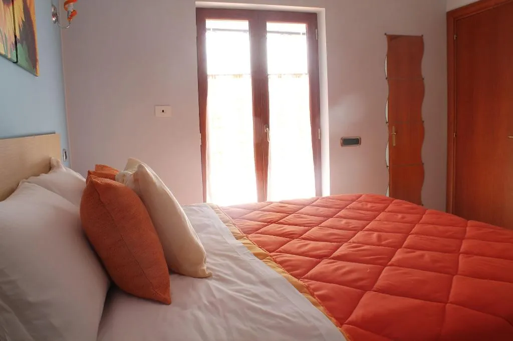 Room, Vesuvio Smiling, Naples