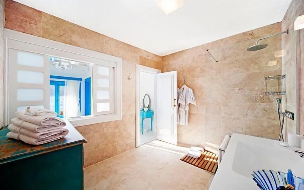 Room, Sabrina's Haus, Dalaman