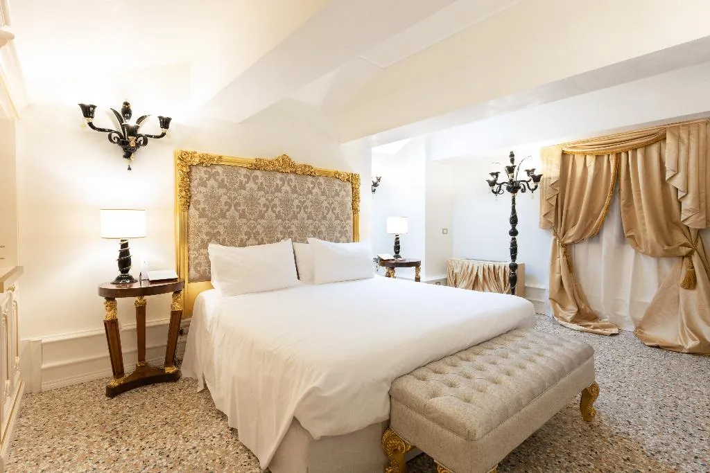 JUNIOR SUITE WITH TERRACE Room, Cà Bonfadini Historic Experience, Venice
