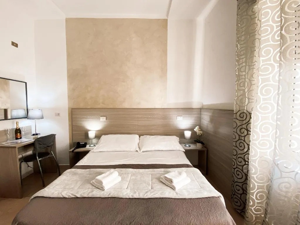 DOUBLE STANDARD Room, Colombo, Naples
