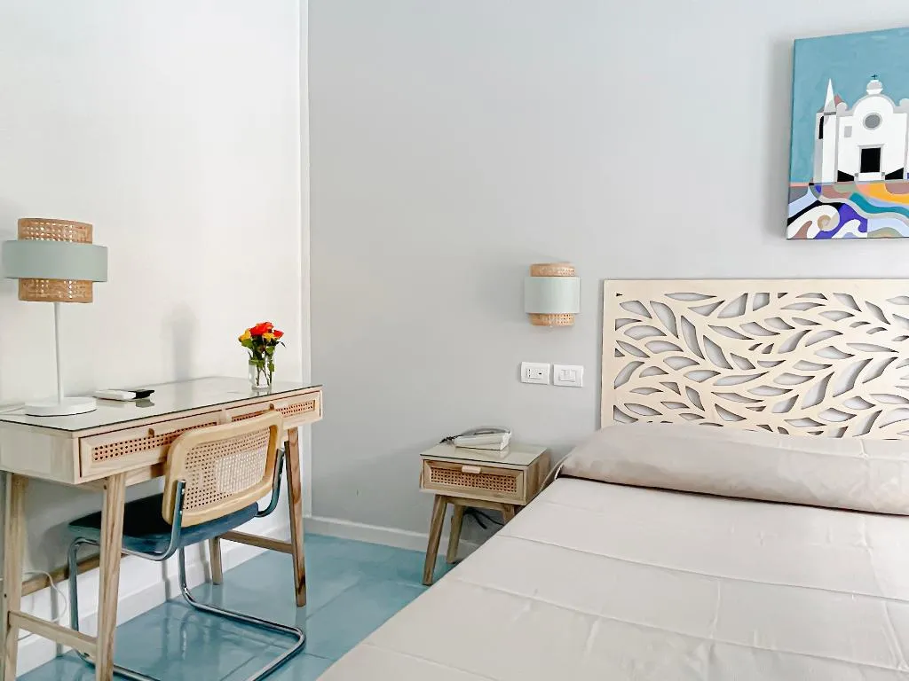 SINGLE STANDARD Room, Lord Byron, Naples