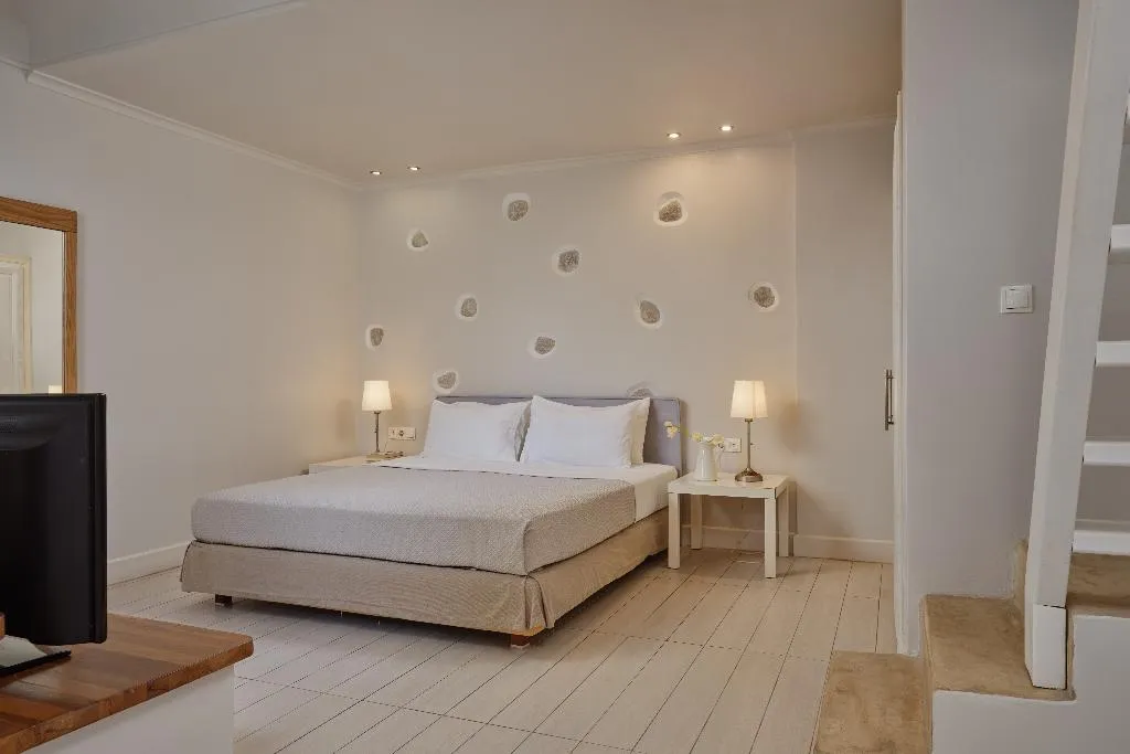 SUITE WITH JACUZZI Room, Meltemi Village, Santorini