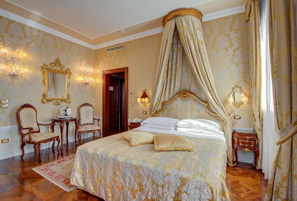 JUNIOR SUITE CANAL VIEW Room, Canal Grande, Venice