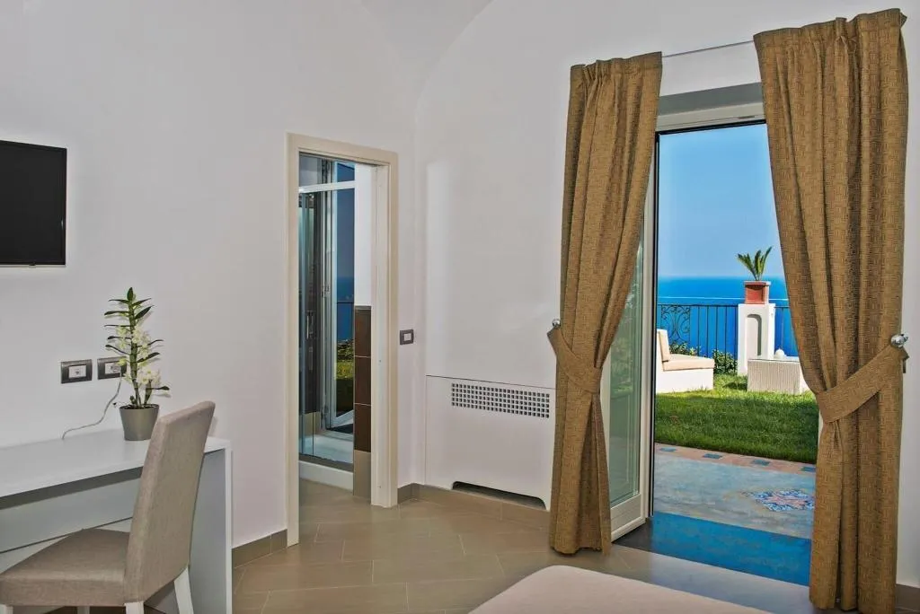 DOUBLE SUPERIOR SEA VIEW Room, Boutique Hotel Villa Gianlica, Naples