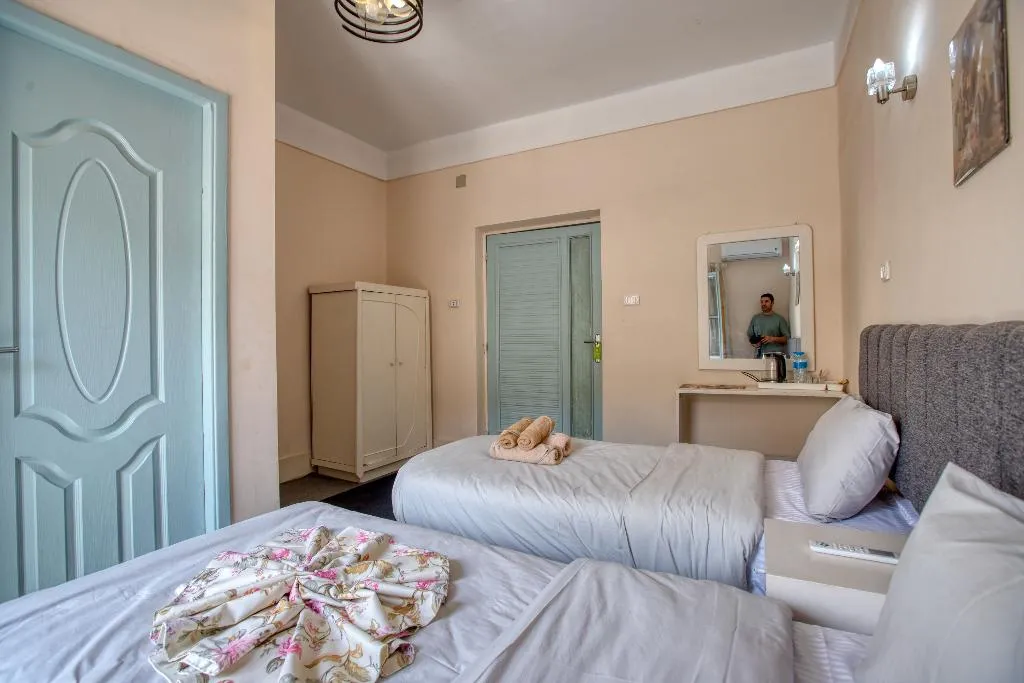 Double or Twin DELUXE WITH BALCONY Room, Villa Khufu Pyramids Hotel, Cairo