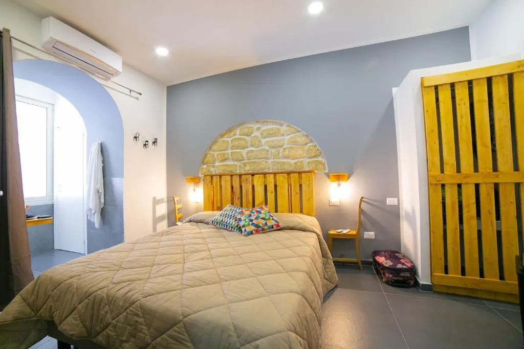 DOUBLE SUPERIOR Room, B&B Le 4 Stagioni Dante’s Suites, Naples