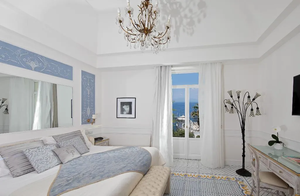Double or Twin DELUXE WITH TERRACE Room, Luxury Villa Excelsior Parco, Naples