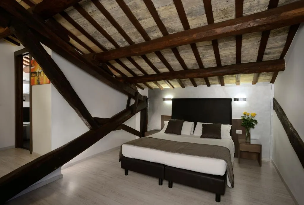 DOUBLE SUPERIOR Room, Trevi, Rome