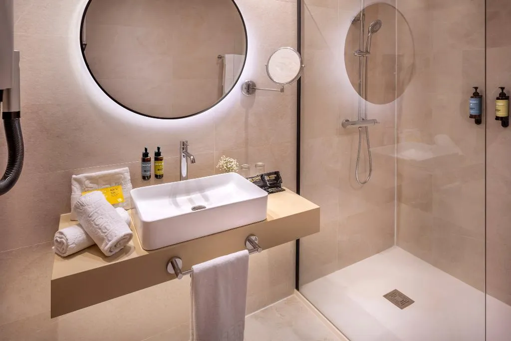 Double or Twin DELUXE WITH VIEWS Room, Serhs Rivoli Rambla, Barcelona