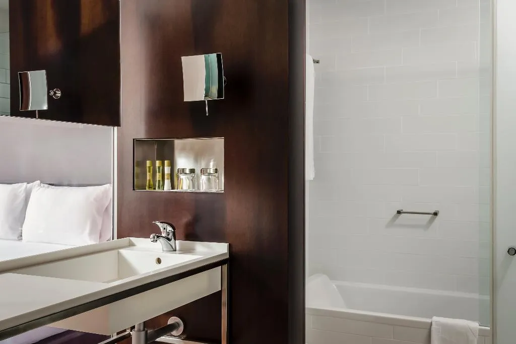 Room, Ikonik Angli, Barcelona