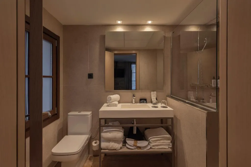 TRIPLE SUPERIOR Room, Gran Hotel Barcino 4*S, Barcelona