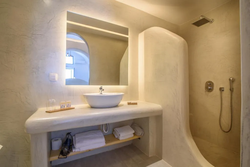SUITE DELUXE WITH VIEWS Room, On The Cliff, Santorini