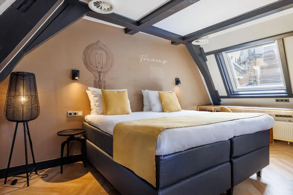JUNIOR SUITE QUEEN SIZE BED Room, Die Port Van Cleve, Amsterdam