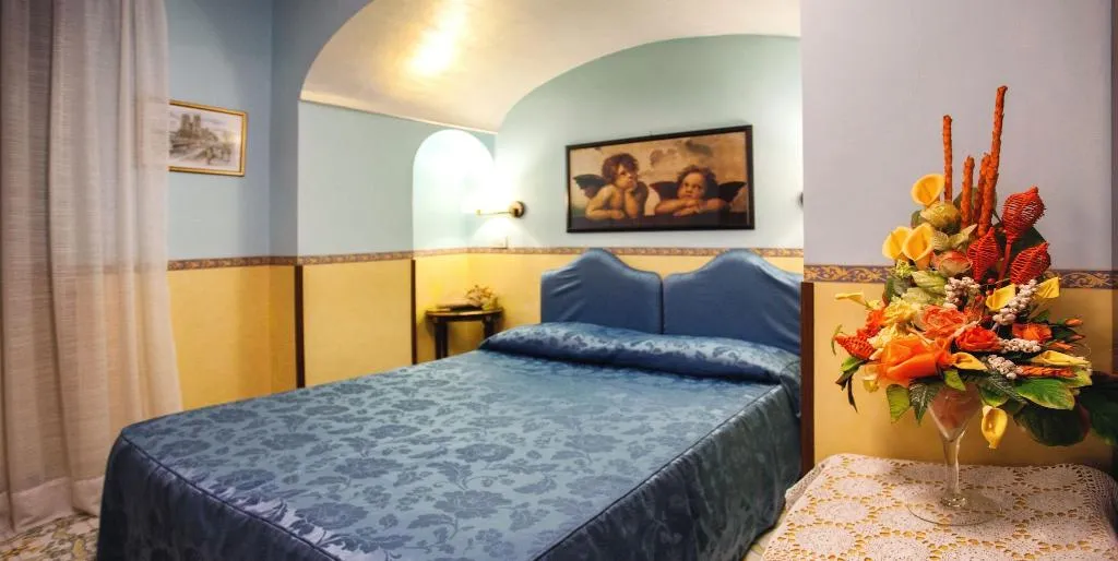 DOUBLE CLASSIC QUEEN BED Room, Amalfi, Naples