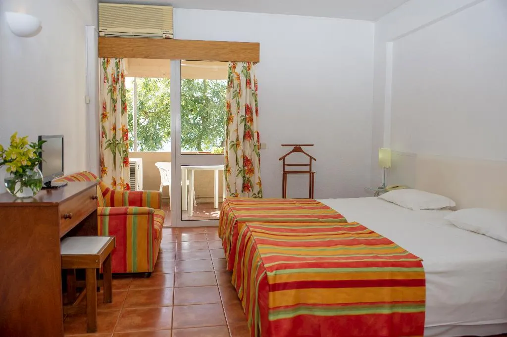 FAMILY ROOM CAPACITY 4 Room, Florasol Residence Hotel, Madeira