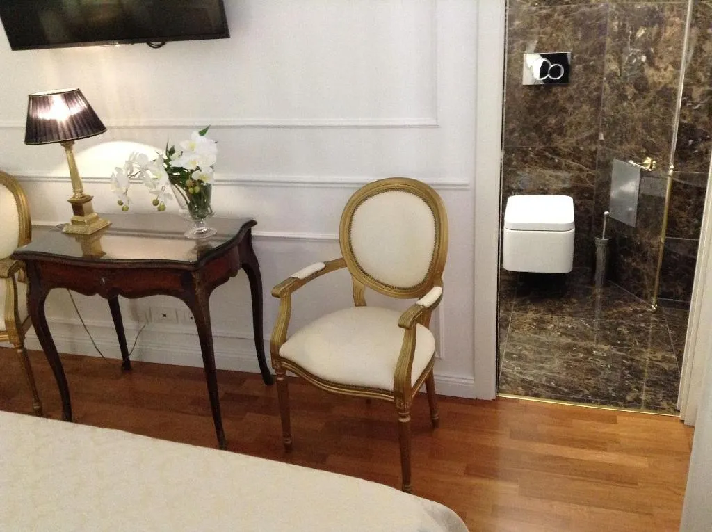 Room, King Plaza, Naples
