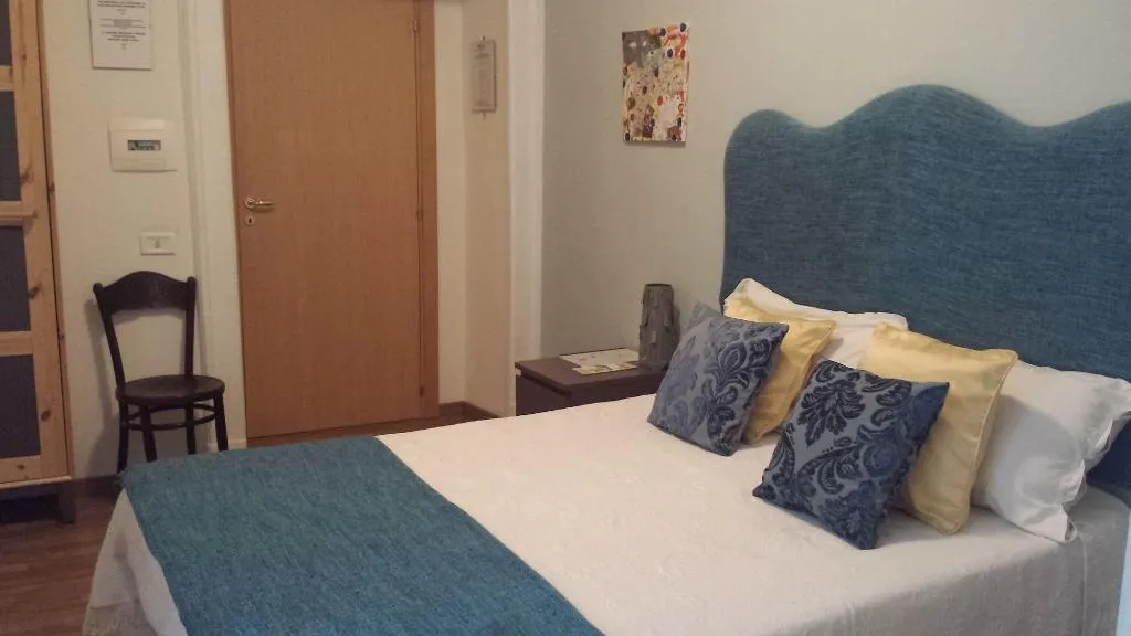 Room, Casa Mariella, Naples