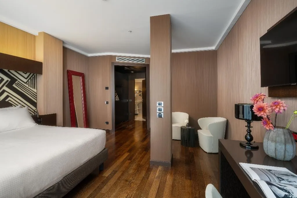 DOUBLE PREMIUM KING BED Room, Crowne Plaza Milan City, Milan
