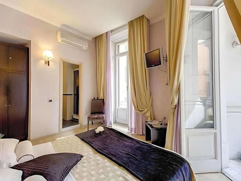 Room, Le Petit, Rome