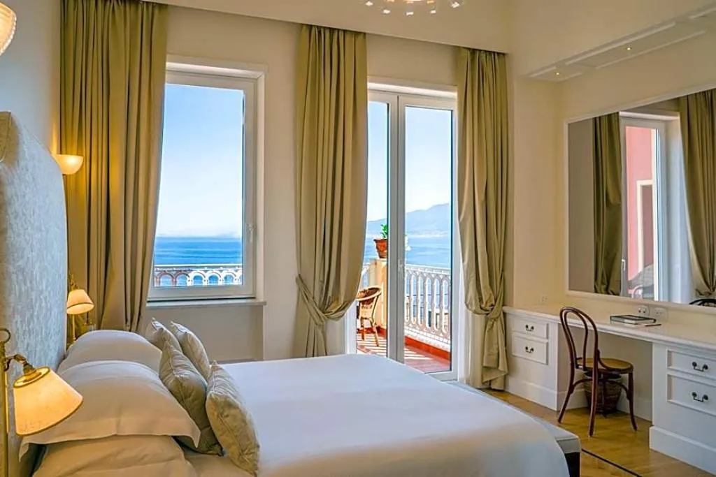 JUNIOR SUITE DELUXE Room, Grand Hotel Excelsior Vittoria Spa, Naples