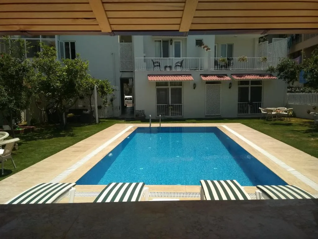 Sports and Entertainment, Grandma's Garden, Dalaman