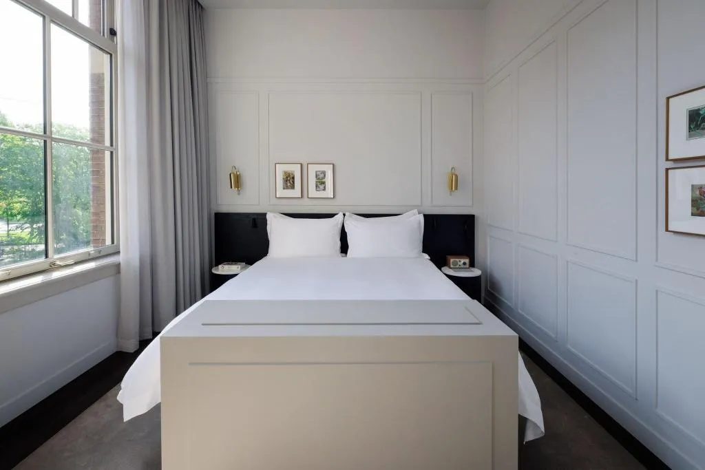 JUNIOR SUITE KING SIZE BED Room, Pillows Maurits At The Park, Amsterdam