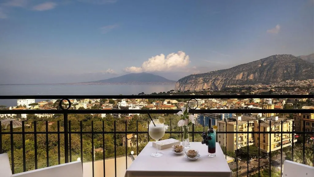 DOUBLE CLASSIC QUEEN BED Room, Hotel Cristina, Naples