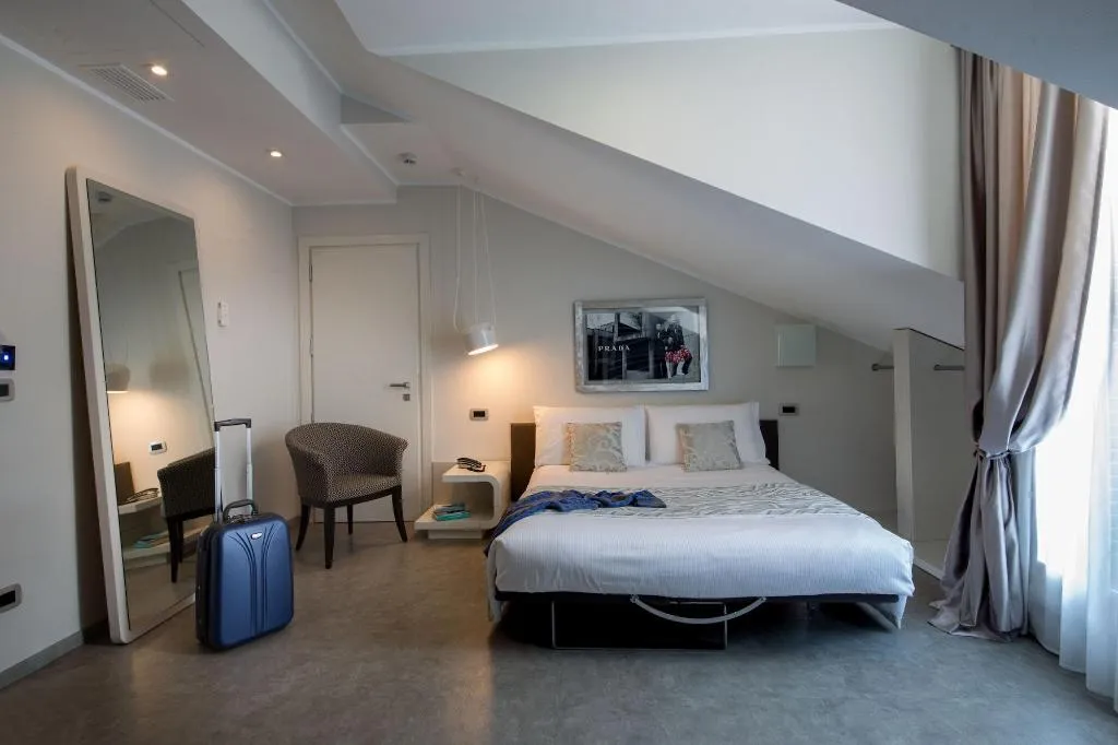 Room, Montenapoleone Suites, Milan