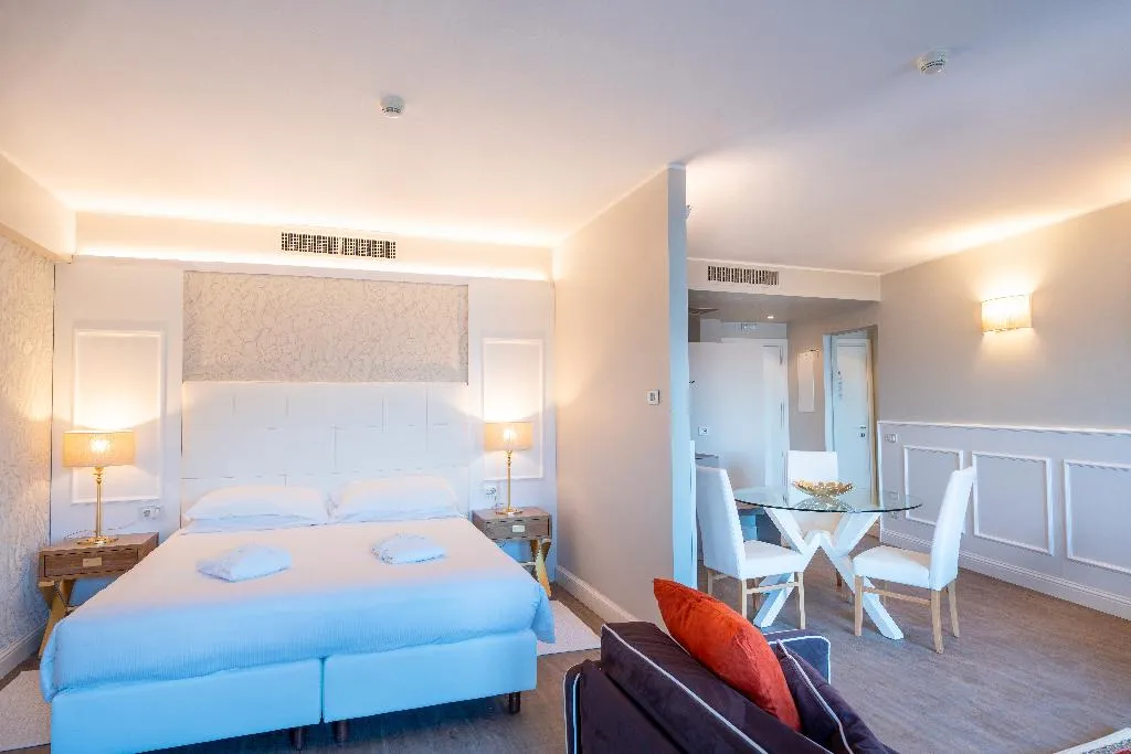 SUITE SUPERIOR LAKE VIEW Room, Hotel Borgo Le Terrazze, Milan