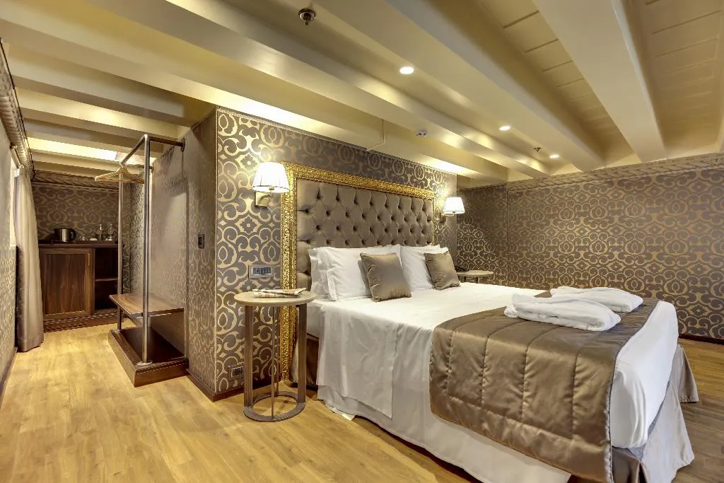 JUNIOR SUITE STANDARD Room, Dona Palace, Venice