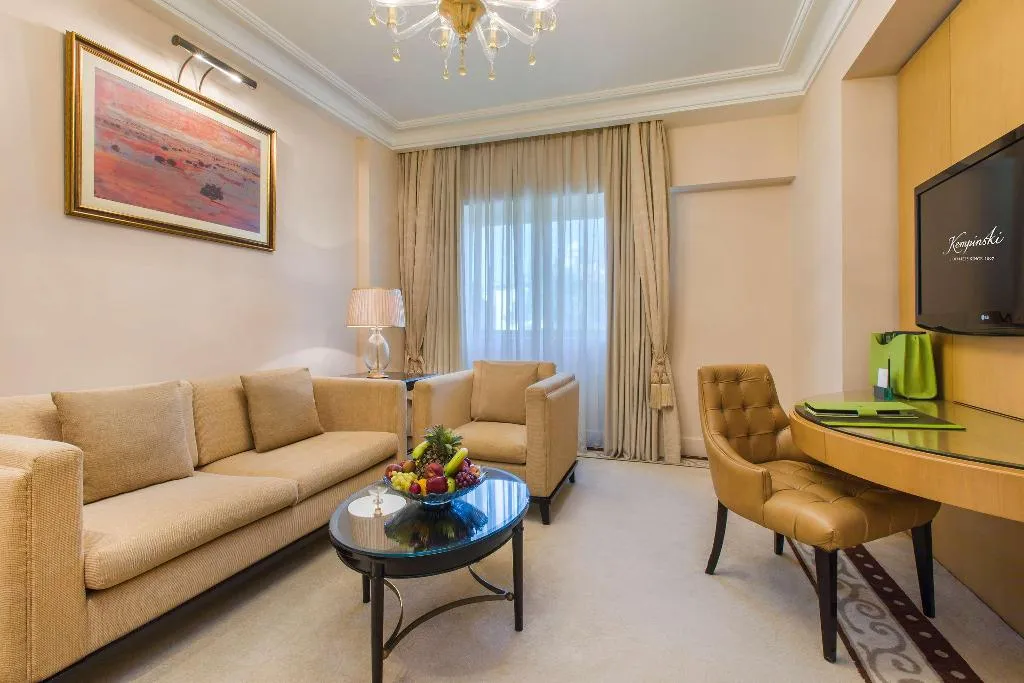 JUNIOR SUITE STANDARD Room, Kempinski Nile Hotel Garden City Cairo, Cairo
