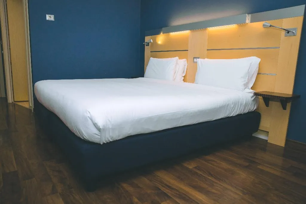 DOUBLE QUEEN SIZE BED Room, Holiday Inn Express Milan-Malpensa Airport, Milan