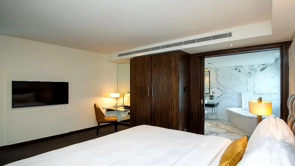 SUITE KING SIZE BED Room, voco Bonnington Dubai, Dubai