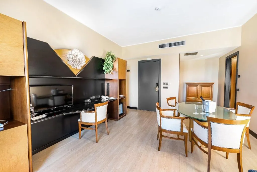 SUITE PREMIUM WITH VIEWS Room, Abacus Hotel, Milan