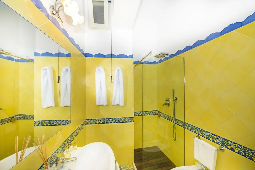 DOUBLE CLASSIC KING BED Room, Savoia, Naples