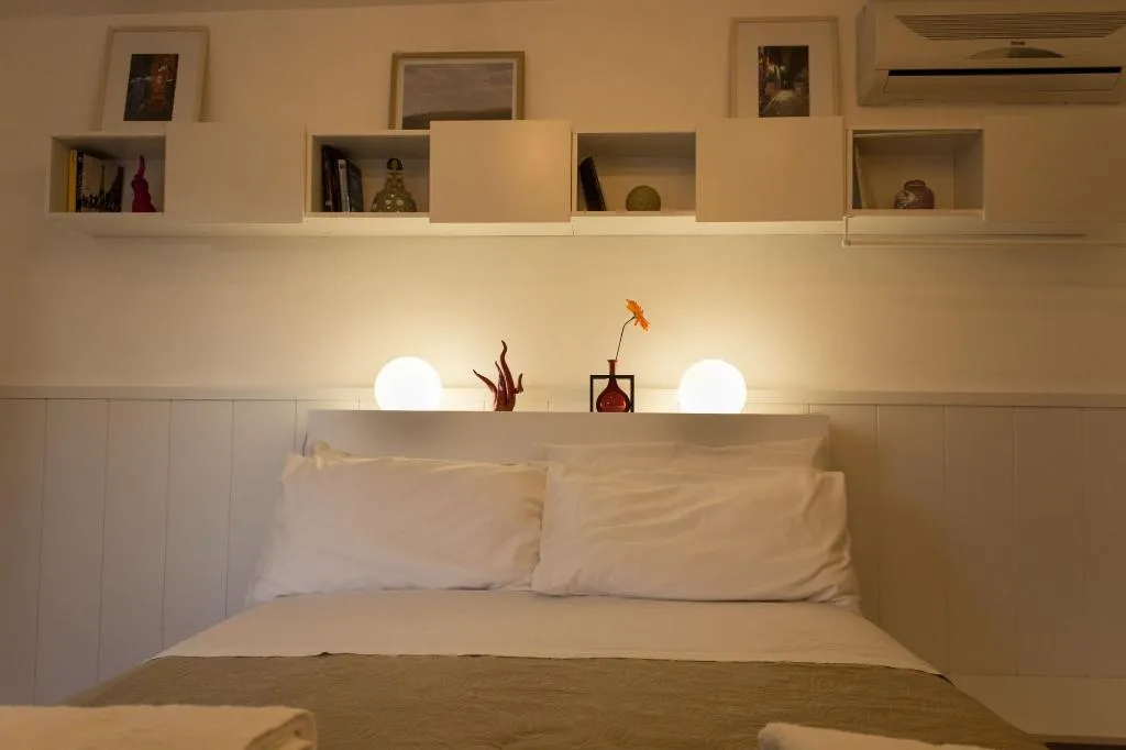 Room, Sui Tetti Di Napoli, Naples