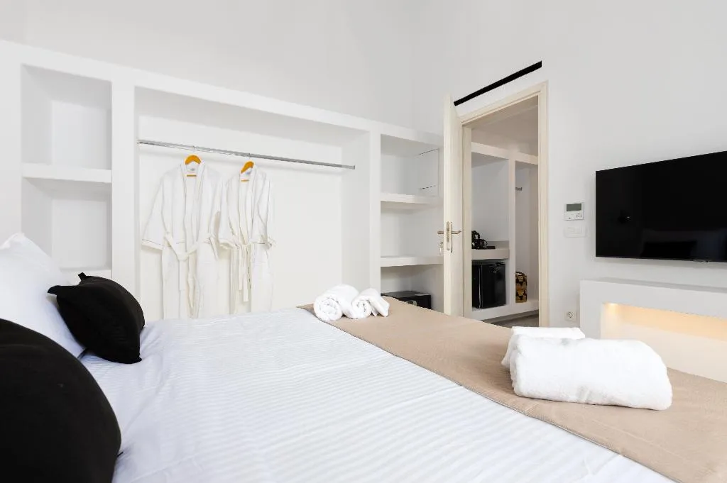 SUITE WITH PRIVATE POOL Room, Serapias Suites, Santorini