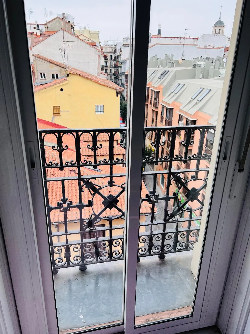 QUADRUPLE WITH SHARED BATHROOM Room, Hostal Numancia, Madrid